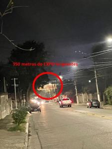 un semáforo rojo en una calle de la ciudad por la noche en Hostel Convention Expo SP en São Paulo