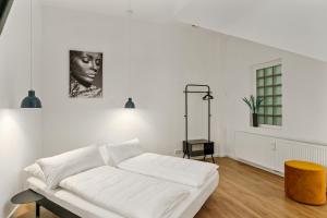 Dieses weiße Zimmer verfügt über ein weißes Bett und ein Fenster. in der Unterkunft Loft-Appartements mit Terrasse in Bremen