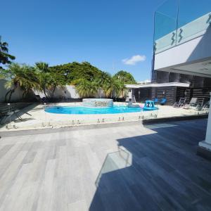 Bazén v ubytování Luxury Mansion 7br Heated Pool Cook Included nebo v jeho okolí