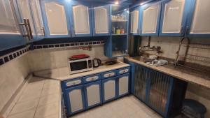 A kitchen or kitchenette at شقة مكرم عبيد للعائلات B 20 Még 15 kép