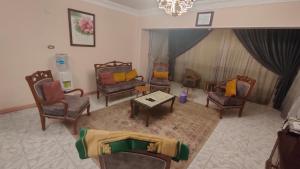 A seating area at شقة مكرم عبيد للعائلات B 20