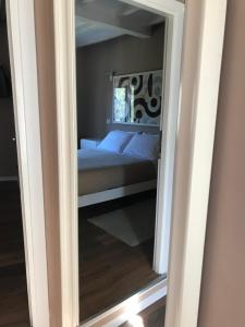 ein Schlafzimmer mit einem Bett durch einen Spiegel in der Unterkunft Casa Relax in Cerreto Laziale