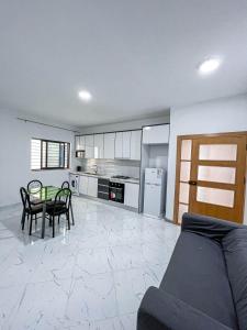 a living room with a table and a kitchen at Figo Apartamentos in Praia