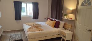 een slaapkamer met een bed met kussens en een raam bij Kika Studios in Playa del Carmen