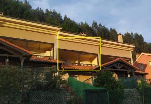 um edifício com um rectângulo amarelo na lateral em Playa de Santa Marina - Ribadesella em Ribadesella