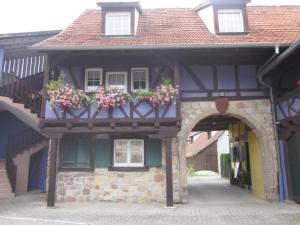 Gîte Jeanne familial - calme - parking في Ebersheim: مبنى عليه علب ورد