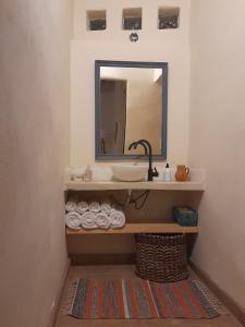 a bathroom with a sink and a mirror at mirapampa in Maimará
