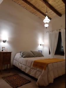 een slaapkamer met een groot bed en een raam bij mirapampa in Maimará