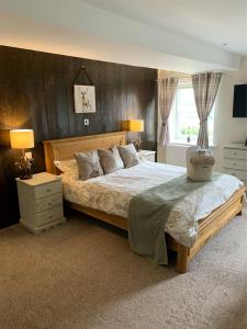 um quarto com uma cama grande e uma janela em Lodbourne House B&B em Gillingham