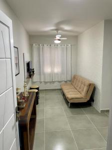 - un salon avec un canapé dans l'établissement Apartamento Vista Mar - Marina, à Praia Grande