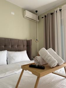 Tempat tidur dalam kamar di 4SeasonsGea , New Modern Apartment in Tirana