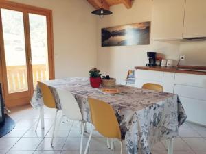 Η κουζίνα ή μικρή κουζίνα στο Confortable chalet avec magnifique vue en Gruyère.