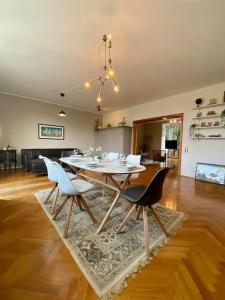 y sala de estar con mesa de comedor y sillas. en Wunderschöne Altbauwohnung mit Balkon - 102 qm, en Aachen