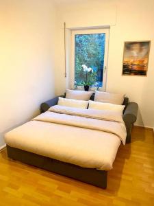 grupa poduszek na łóżku w pokoju w obiekcie Wunderschöne Altbauwohnung mit Balkon - 102 qm w Akwizgranie