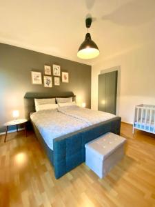 1 dormitorio con 1 cama azul en una habitación en Wunderschöne Altbauwohnung mit Balkon - 102 qm, en Aachen