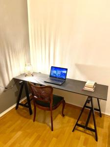 einen Schreibtisch mit einem Laptop darüber in der Unterkunft Wunderschöne Altbauwohnung mit Balkon - 102 qm in Aachen