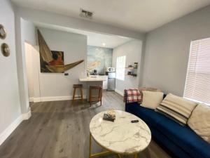 Bella Breeze في سانفورد: غرفة معيشة مع أريكة زرقاء وطاولة