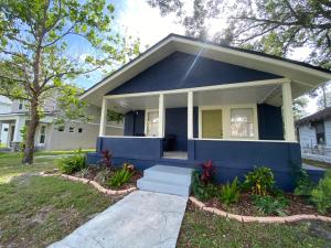 una piccola casa blu con portico di Bella Breeze a Sanford