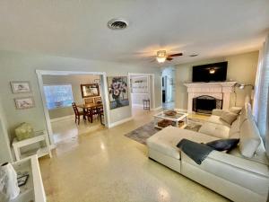 Χώρος καθιστικού στο Rowena House 2bd Den 2bth Heated Pool Near Siesta Key