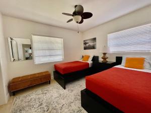 1 dormitorio con 2 camas y ventilador de techo en Rowena House 2bd Den 2bth Heated Pool Near Siesta Key, en Sarasota