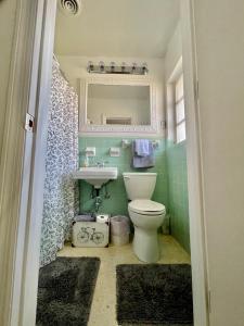 Ένα μπάνιο στο Rowena House 2bd Den 2bth Heated Pool Near Siesta Key