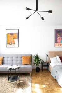 Posedenie v ubytovaní oompH Warsaw Center Well Designed Apartment with Balcony