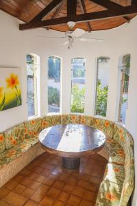 a living room with a couch and a table at Casa da Cocanha COND com PISCINA-SINUCA-CHURRASQ-DECK com vista para o mar in Caraguatatuba