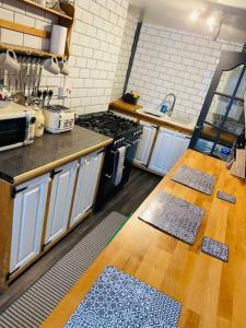 uma cozinha com três tapetes no chão numa cozinha em Bikers Grove Cottage em Troed-y-rhiw