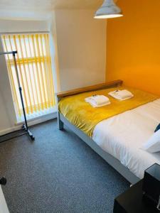 um quarto com uma cama com duas toalhas em Bikers Grove Cottage em Troed-y-rhiw