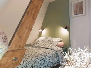 Schlafzimmer mit einem Bett mit einem hölzernen Treppengeländer in der Unterkunft Appartement 48m² / HyperCentre (Gares et Vieux Lille) in Lille