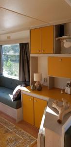 Habitación con cama y escritorio con ventana. en Carafun aan het water Ooltgensplaat en Ooltgensplaat