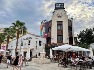 Un edificio con una torre de reloj en la parte superior. en Modern 3-bed apartment in heart of torremolinos, en Torremolinos