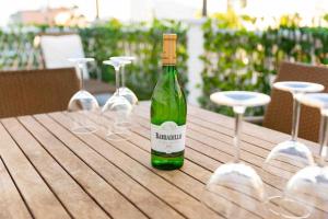 una botella de vino sentada en una mesa con copas de vino en Modern 3-bed apartment in heart of torremolinos, en Torremolinos