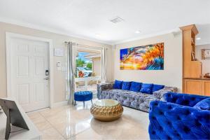 sala de estar con sofá azul y mesa en 3BDR Villa-HeatedPool-6minFt.Lauderdale Beach-8PPL, en Fort Lauderdale