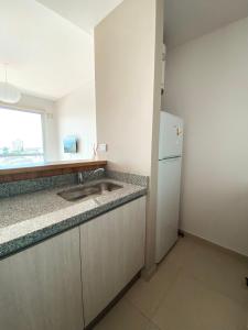 uma cozinha com um lavatório e um frigorífico em Hermoso departamento nuevo en Bahía Blanca piso 4 em Bahía Blanca