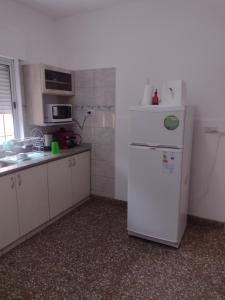 uma cozinha com um frigorífico branco e um lavatório em Casa en Santa Rosa em Santa Rosa