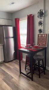 uma cozinha com uma pequena mesa e um frigorífico em Lovely Two Bedroom Duplex Near Buckroe Beach em Hampton