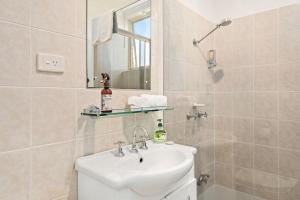 Koupelna v ubytování Little Hut Unit 3 20 Kurrawa Close + 6 fotografií