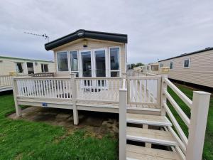 チャペル・セント・レオナルズにあるCosy caravans Meadow viewの小屋