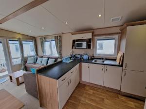 チャペル・セント・レオナルズにあるCosy caravans Meadow viewのキャラバンのキッチン