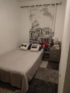 a bedroom with a bed with a drawing on the wall at Be like home Texas in Alcalá de Henares