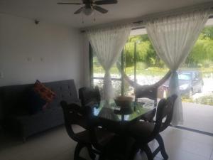 a living room with a table and chairs and a window at Apartasol 102c Tebaida Quindio in La Tebaida