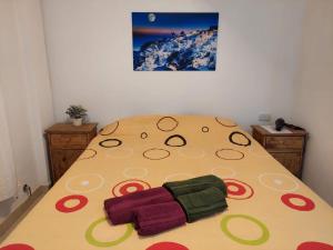 ein Bett mit zwei Handtüchern auf einem Zimmer in der Unterkunft Casa Boutique Buenos Aires, Desayuno y Traslado Gratis Aeropuerto Ezeiza in Buenos Aires