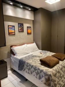 um quarto com uma cama grande num quarto em QUARTO/SALA COM VISTA P/ O MAR DE PAJUÇARA em Maceió