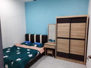 Jerai Geopark Cottage 2bedrooms في Yan: غرفة نوم مع سرير وخزانة مع مرآة
