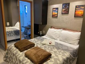 Rúm í herbergi á QUARTO/SALA COM VISTA P/ O MAR DE PAJUÇARA