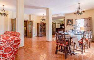 jadalnia ze stołem i krzesłami w pokoju w obiekcie 7 Bedroom Awesome Home In Lucena w mieście Lucena