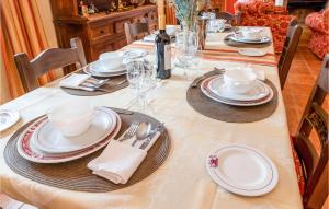 Reštaurácia alebo iné gastronomické zariadenie v ubytovaní 7 Bedroom Awesome Home In Lucena