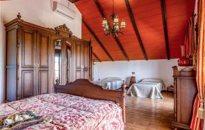 Posteľ alebo postele v izbe v ubytovaní 7 Bedroom Awesome Home In Lucena