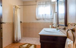 Kúpeľňa v ubytovaní 7 Bedroom Awesome Home In Lucena